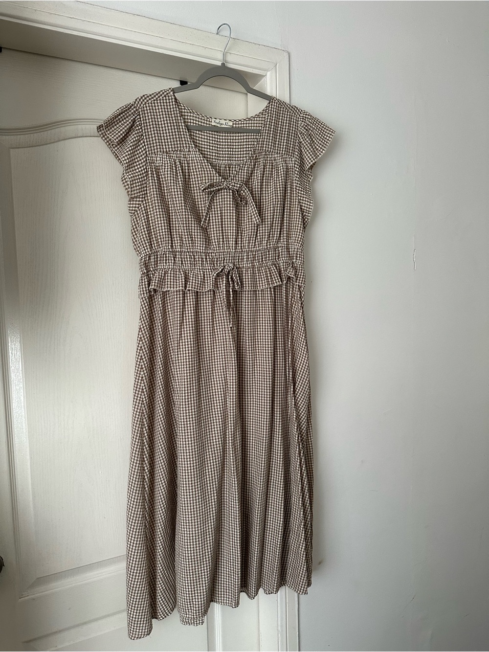 Cap-Sleeve Gingham Tie-Waist Midi Dress in Beige